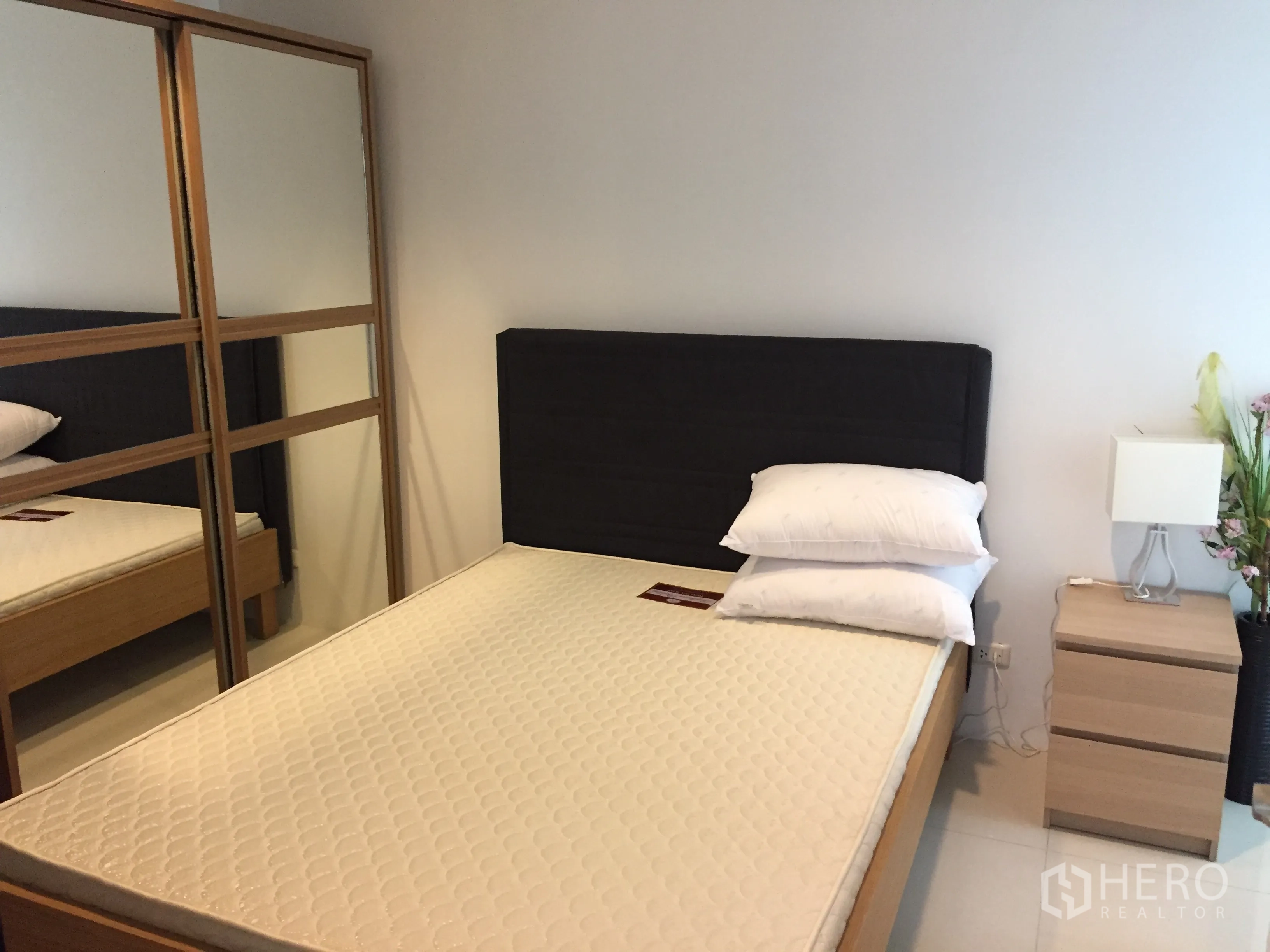 公寓 出租在Ratchathewi, Bangkok - 第二卧室，带镜面推拉衣柜与床头灯。