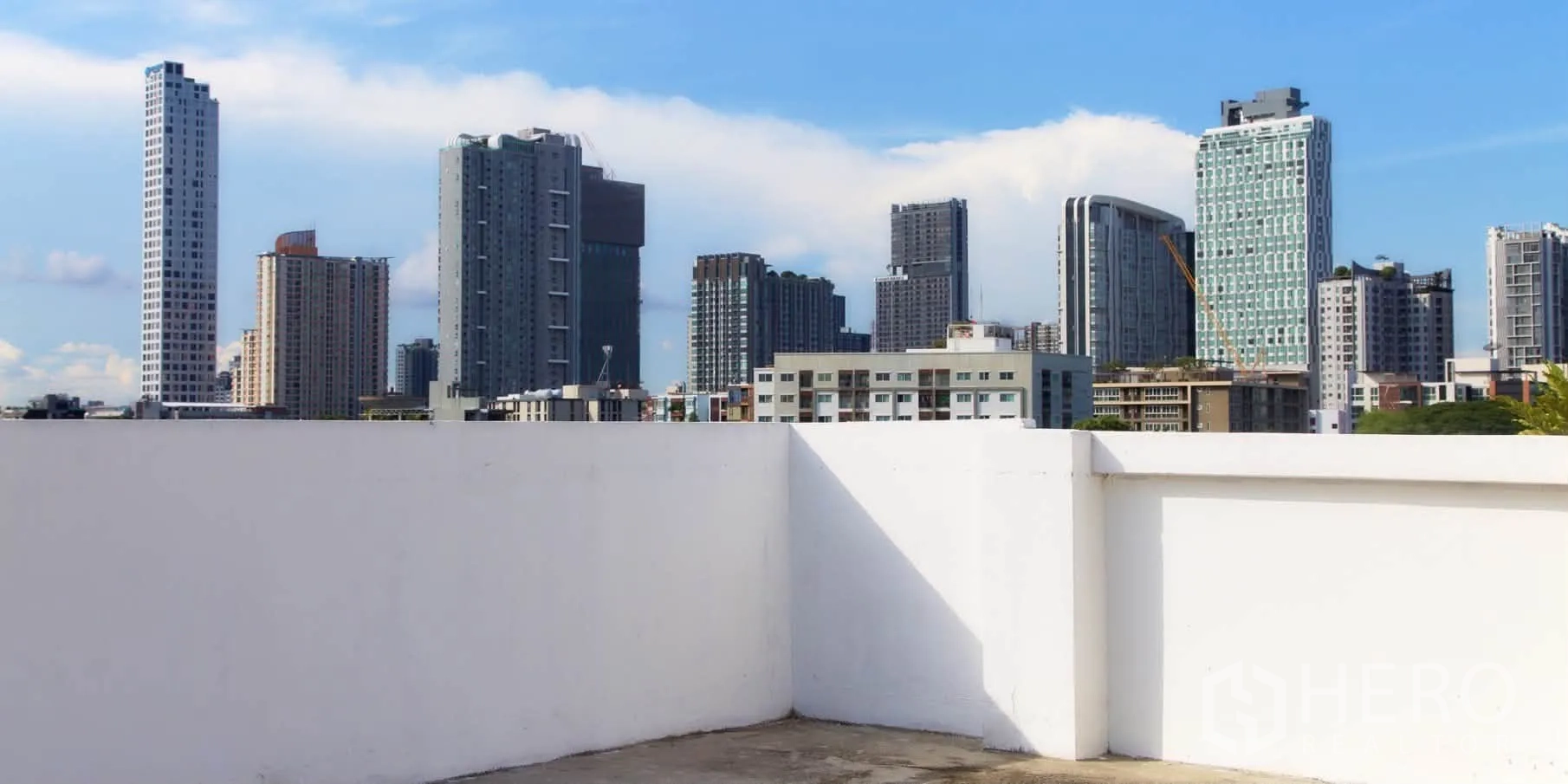 ตึกแถว for rent in Phra Khanong, Bangkok - ดาดฟ้าเปิดโล่ง กำแพงเตี้ยสีขาว พร้อมวิวตึกเมือง