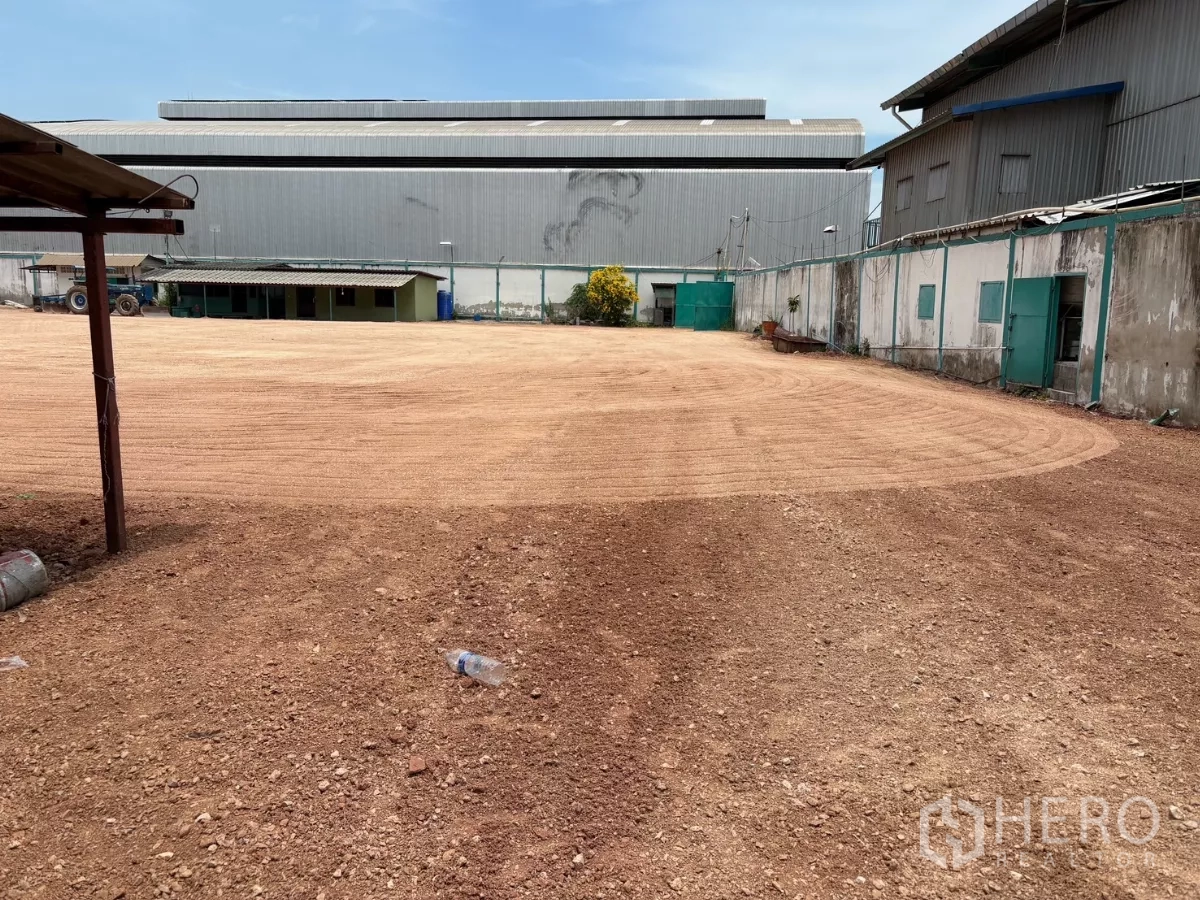 โรงงาน ให้เช่าในMueang Samut Sakhon, Samut Sakhon - ลานบริการระหว่างอาคาร มีกำแพงรอบพื้นที่และประตูทางเข้าออกสีเขียว.
