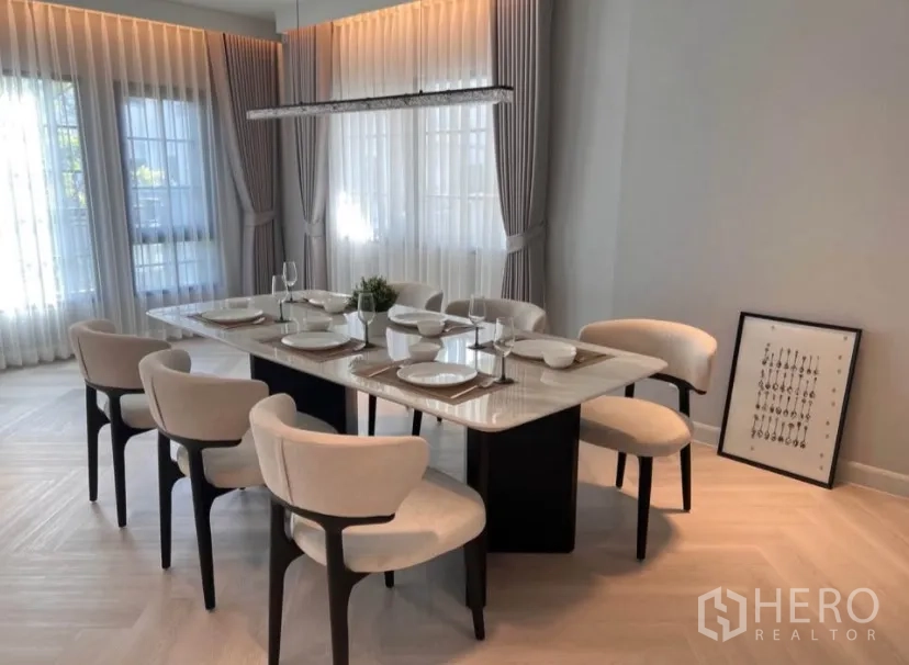 独栋房屋 for rent in Bang Phli, Samut Prakan - 餐区配置六人位大理石餐桌与现代长条吊灯。