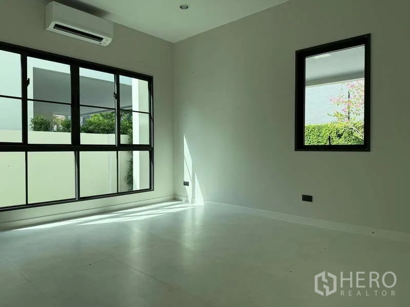 独立式住宅 出租或出售在Bang Phli, Samut Prakan - 一层多功能房，宽窗可望花园景观。