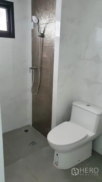 带办公室的家 出租在Suan Luang, Bangkok - 现代浴室，带步入式淋浴、马赛克装饰墙和坐便，位于Suan Luang商住两用楼内。