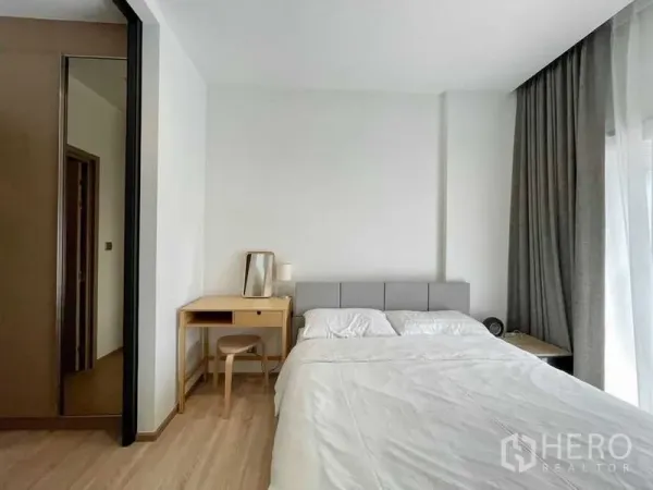 公寓 出租或出售在Watthana, Bangkok - 温馨卧室，双人床、梳妆台与通顶镜面衣柜。