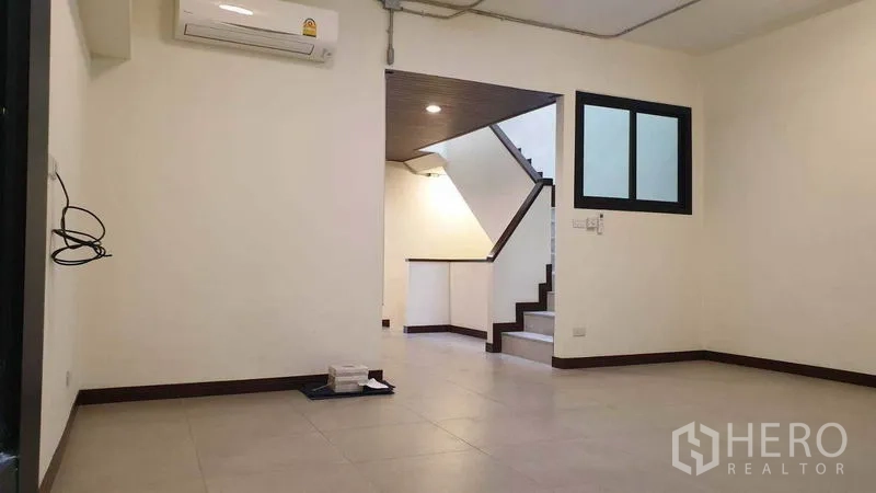 联排别墅 出租或出售在Khlong Toei, Bangkok - 第二起居区，带空调，邻接楼梯平台。