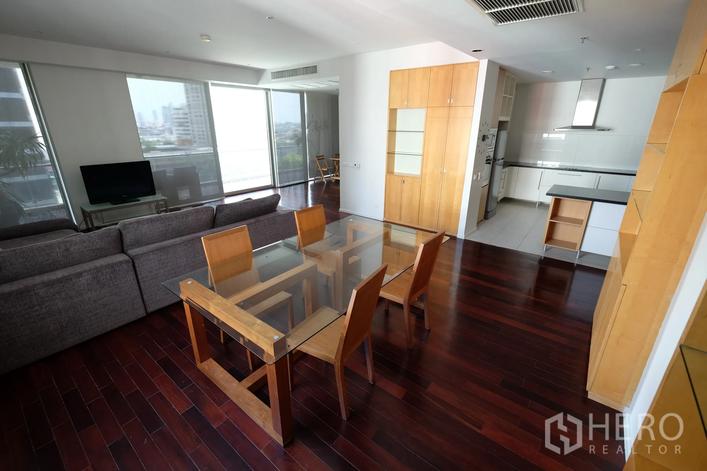 公寓 出租在Bang Rak, Bangkok - 客餐厅连通明亮厨房，内置柜体与大面积采光窗。