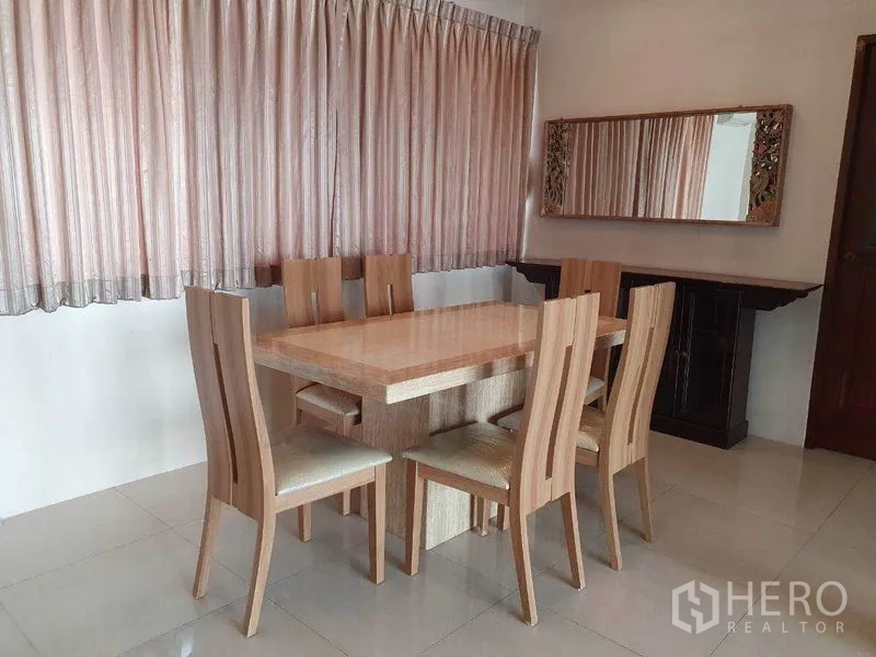 Detached House for rent in Phra Khanong, Bangkok - Six-seat dining area beside a wide window and decorative wall mirror.