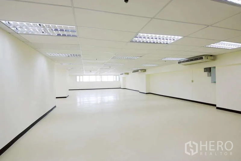 สำนักงาน ให้เช่า - พื้นที่สำนักงานโอเพ่นแปลนขนาดใหญ่ เพดานฝ้าหลอดไฟฟลูออเรสเซนต์ เครื่องปรับอากาศ และแนวหน้าต่าง
