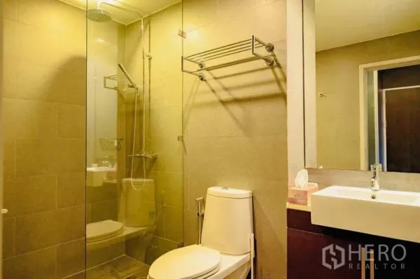 คอนโด ให้เช่าในWatthana, Bangkok - ห้องน้ำสมัยใหม่พร้อมตู้กระจกอาบน้ำ ฝักบัวเรนชาวเวอร์ และอ่างล้างหน้า