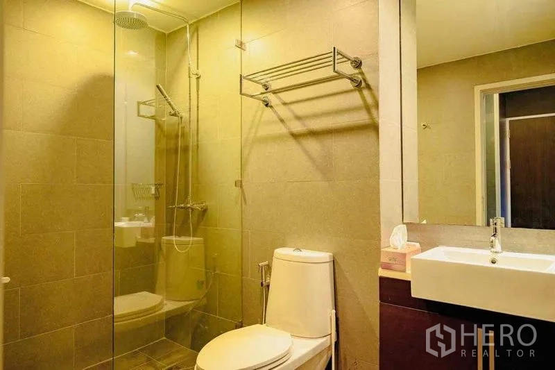 คอนโด ให้เช่าในWatthana, Bangkok - ห้องน้ำสมัยใหม่พร้อมตู้กระจกอาบน้ำ ฝักบัวเรนชาวเวอร์ และอ่างล้างหน้า
