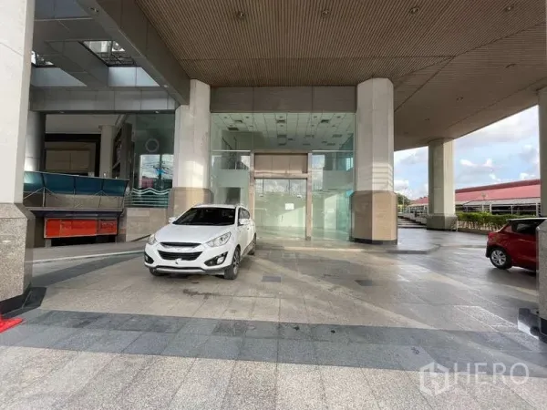 Retail Space for rent in Yan Nawa, Bangkok - Covered drop-off area with glass-front retail unit and parking bays.