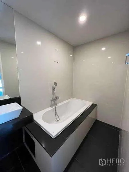 คอนโด ให้เช่าในSathon, Bangkok - ห้องน้ำสมัยใหม่พร้อมอ่างอาบน้ำบิวท์อินและพื้นที่อาบน้ำ