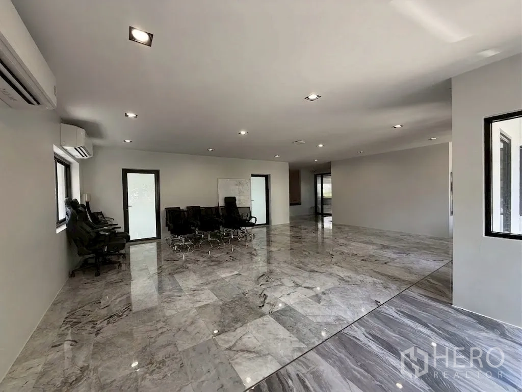 โฮมออฟฟิศ for rent in Watthana, Bangkok - ฮอลล์เปิดโล่งปูพื้นหินอ่อนมันวาวพร้อมไฟสปอตไลต์