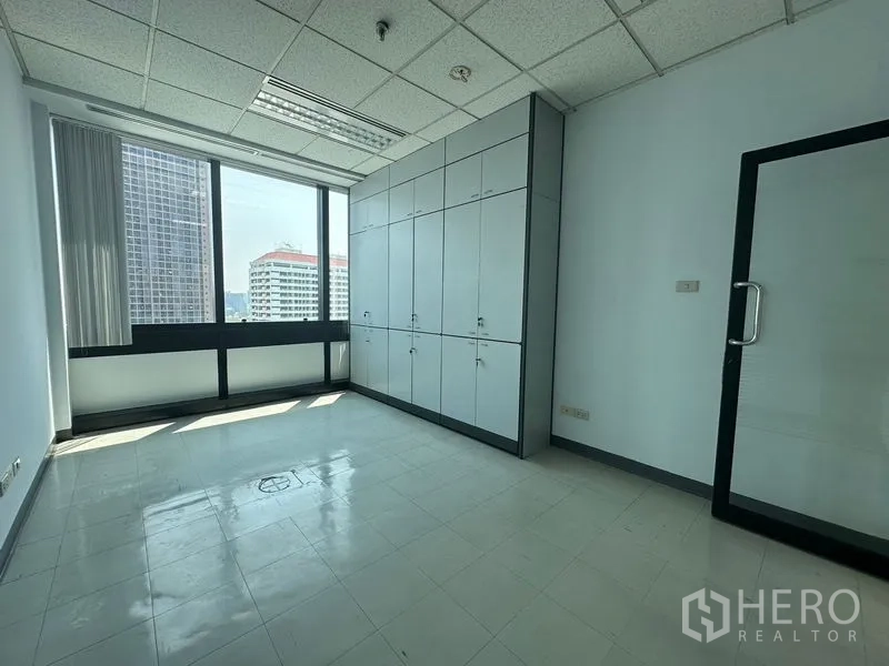 办公空间 出租在Khlong Toei, Bangkok - 办公室配整面储物柜与观景窗。
