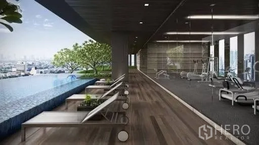 公寓 出租或出售在Watthana, Bangkok - 屋顶无边际泳池设躺椅，旁为玻璃墙健身房，远眺天际线。