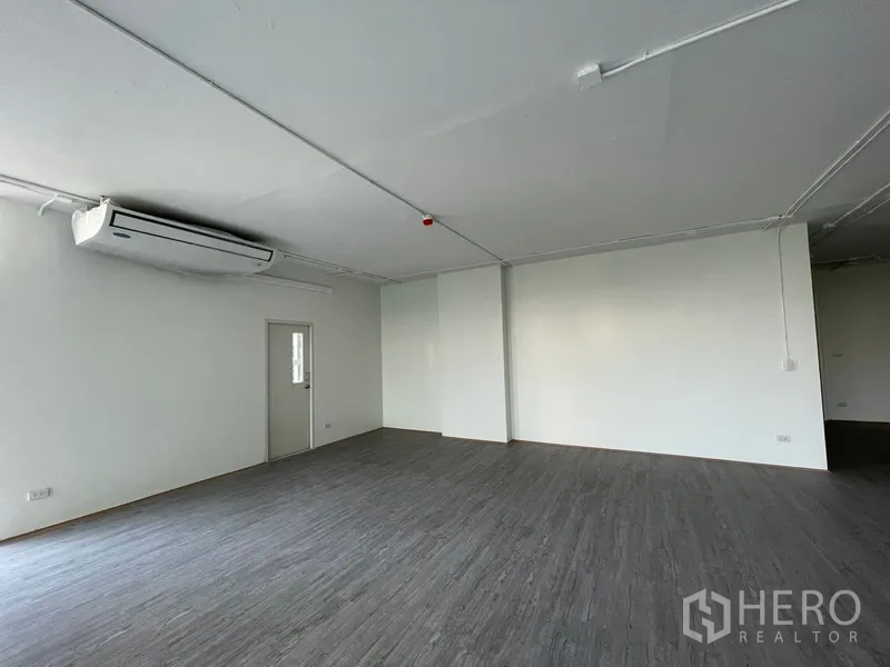 办公空间 出租在Bang Rak, Bangkok - 靠近大窗的空调与实心门角落。