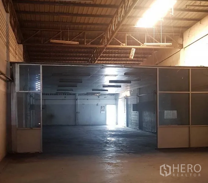 货栈 出租在Khlong Luang, Pathum Thani - 高挑钢结构屋顶的宽敞仓库地面，混凝土地坪与玻璃隔间
