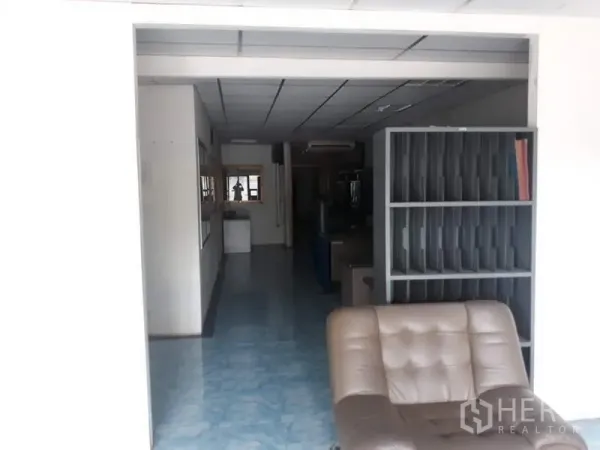 โรงงาน ให้เช่าในThanyaburi, Pathum Thani - พื้นที่ออฟฟิศภายในโรงงาน พื้นกระเบื้อง ชั้นวางของและโซฟา