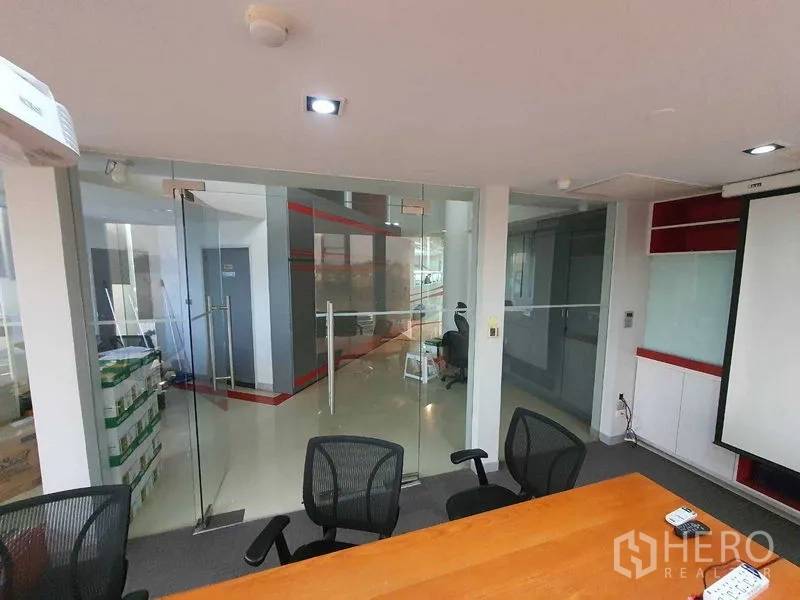สำนักงาน ให้เช่าในYan Nawa, Bangkok - ประตูกระจกห้องประชุม มองเห็นจอโปรเจคเตอร์และโถงทางเดิน