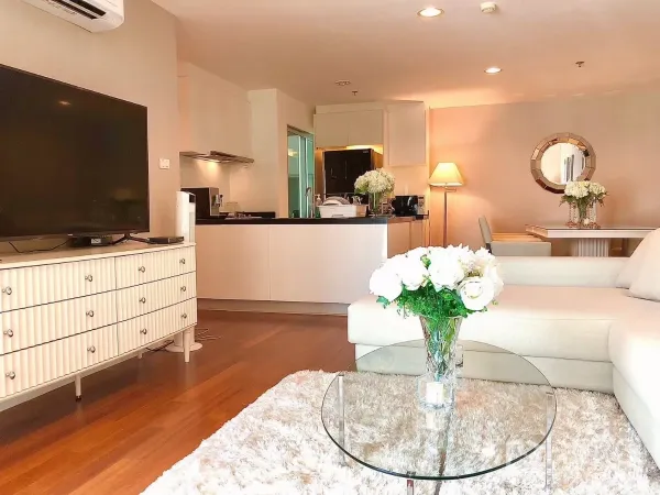 คอนโด ให้เช่าในHuai Khwang, Bangkok - ห้องนั่งเล่นแบบเปิดโล่งที่ Belle Grand Rama 9 มีทีวี ครัวโทนขาว และโต๊ะกระจก