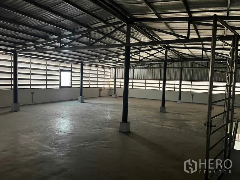 Home Office for rent in Taling Chan, Bangkok - Spacious covered storage floor with steel structure and louvered wall panels.
