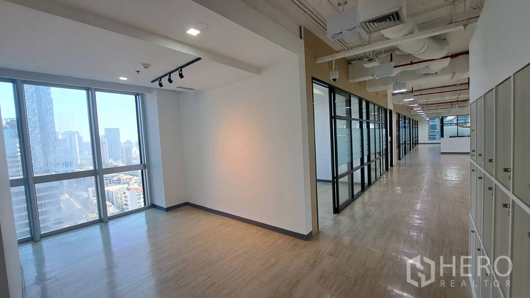 办公空间 出租在Yan Nawa, Bangkok - 走廊与角落玻璃房，窗外城市景观