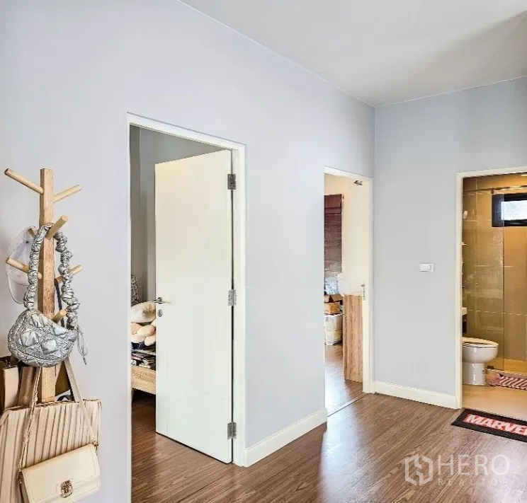 Detached House for sale in Lam Luk Ka, Pathum Thani - Upper hallway connecting bedrooms with a shared bathroom visible.