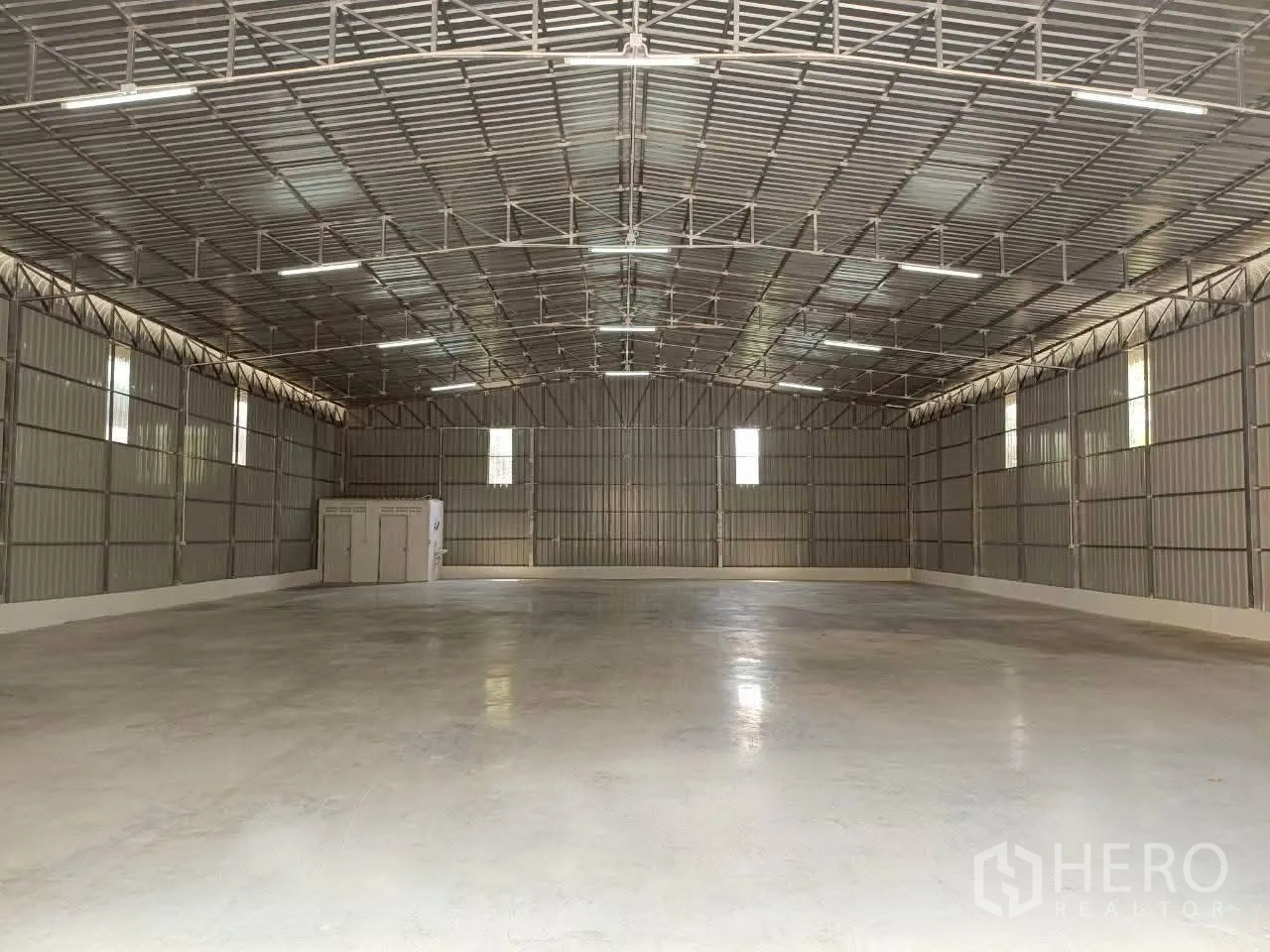 โกดัง for rent in Prawet, Bangkok - พื้นที่ภายในโกดังโล่ง เพดานโครงเหล็ก พื้นคอนกรีต และไฟส่องสว่าง