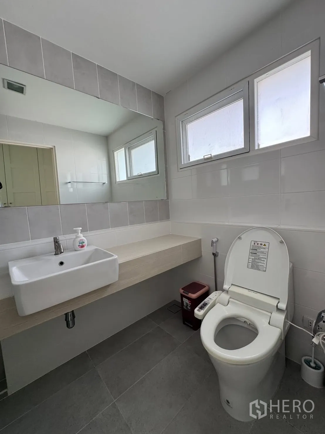 บ้านเดี่ยว for rent in Bang Phli, Samut Prakan - ห้องน้ำที่สอง มีเคาน์เตอร์ยาว อ่างล้างหน้า และโถสุขภัณฑ์อัตโนมัติ