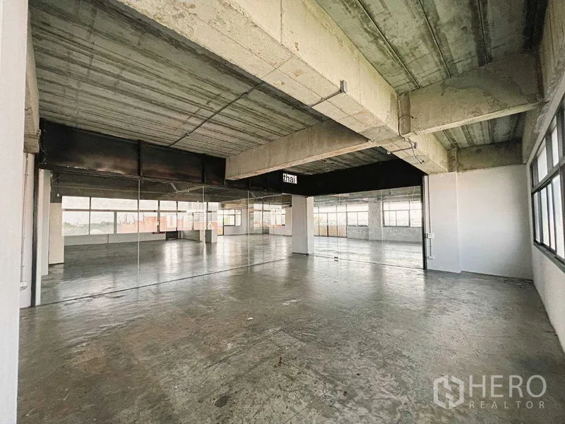 Retail Space for rent in Yan Nawa, Bangkok - Large flexible floor plate with mirrored glass wall and multiple windows.
