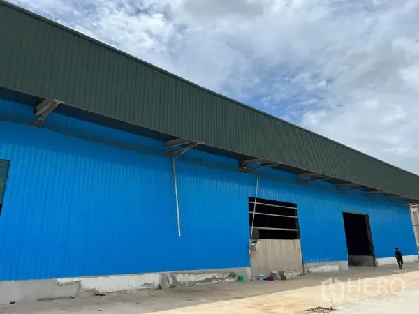 货栈 出租在Lat Krabang, Bangkok - 仓库正立面，设有多个卷帘门开口与卡车通道。