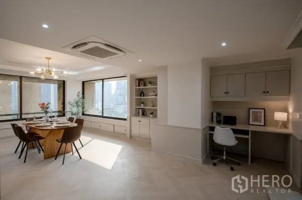 公寓 出售 - 采光充足的餐厅，带内置书桌与城市景观。