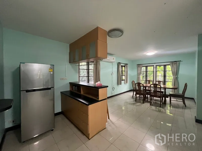 บ้าน ให้เช่าในBang Na, Bangkok - โซนทานอาหารติดครัว หน้าต่างบานใหญ่และเครื่องปรับอากาศ