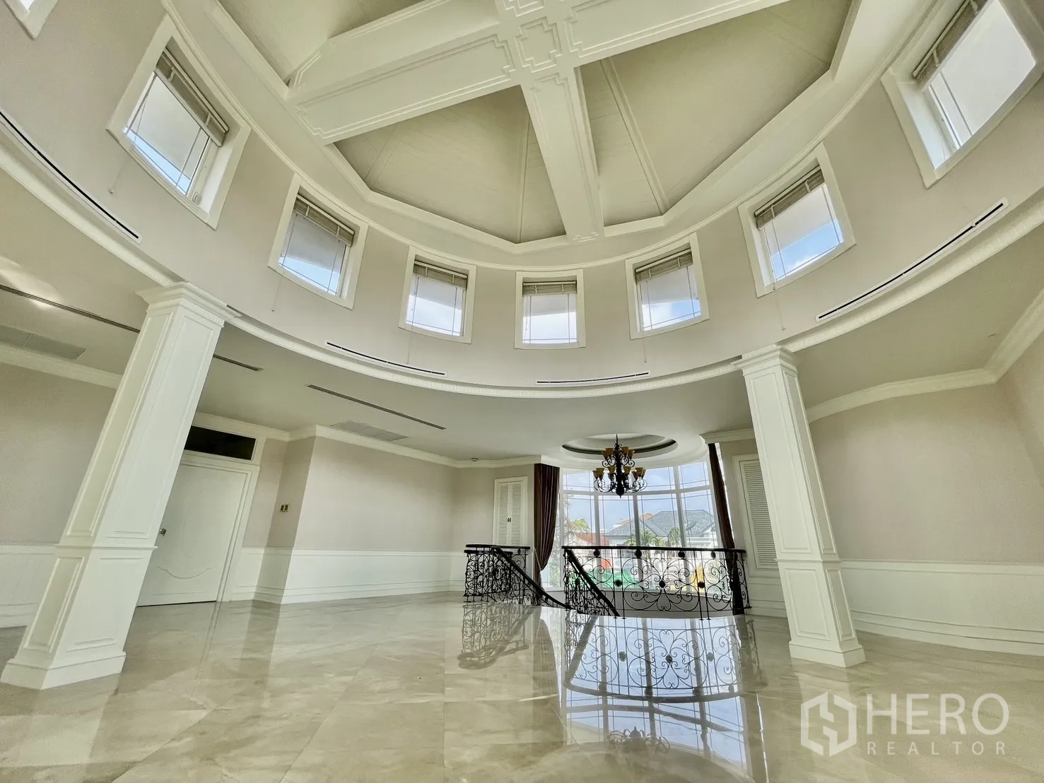 Detached House for rent in Chatuchak, Bangkok - Double-height rotunda hall with domed ceiling, chandelier and clerestory windows.