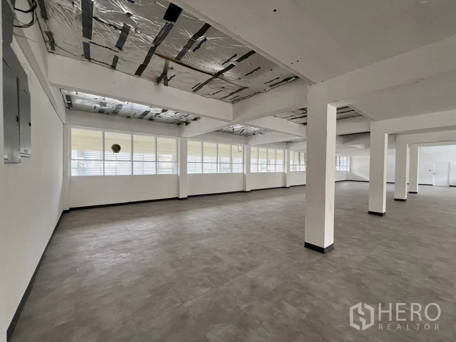 办公空间 出租在Watthana, Bangkok - 办公室毛坯空间，保温吊顶与百叶窗，自然采光充足。