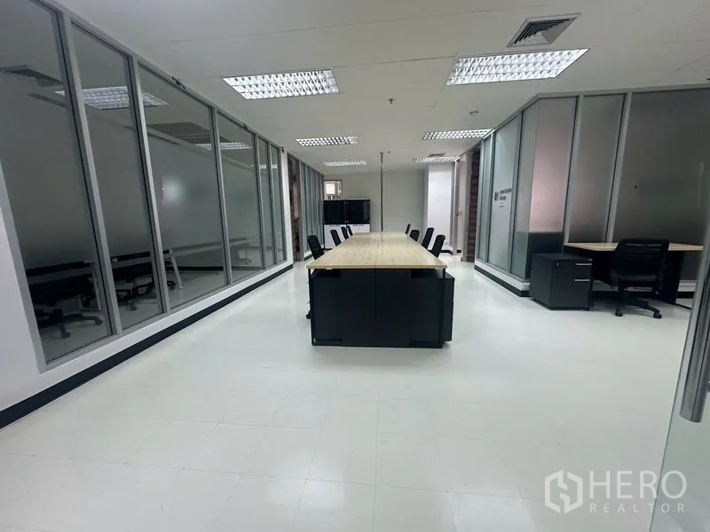 สำนักงาน ให้เช่า - ออฟฟิศเปิดโล่ง โต๊ะยาว กั้นห้องกระจก ไฟฝ้าสว่าง และพื้นกระเบื้อง ในย่านจตุจักร