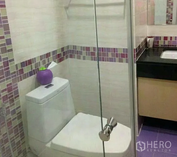 คอนโด ให้เช่าในPhaya Thai, Bangkok - ห้องน้ำสมัยใหม่ พร้อมตู้กระจกอาบน้ำ กระเบื้องโมเสกโทนม่วง และเคาน์เตอร์อ่างล้างหน้า