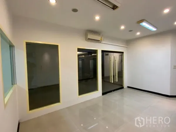 办公空间 出租在Watthana, Bangkok - 主办公区，双开玻璃门、大窗、空调与嵌入式照明