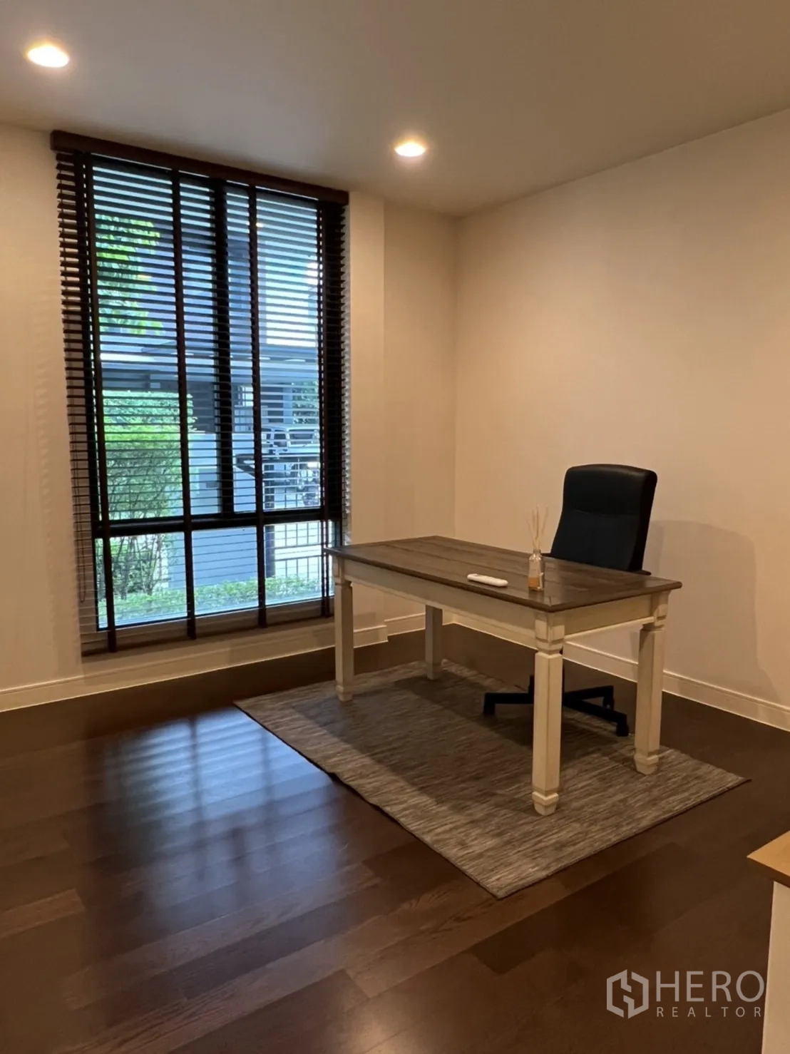 Detached House for rent or sale in Bang Kapi, Bangkok - Quiet home office with wood flooring and a large window with blinds.