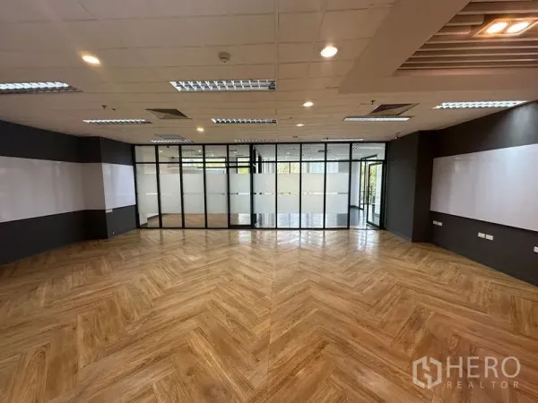 สำนักงาน ให้เช่า - สำนักงานกว้าง พื้นไม้ลายก้างปลา ผนังกระจกกั้นห้องประชุม และไฟฝังฝ้า