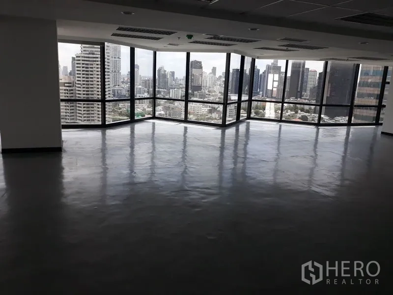 办公空间 出租在Bangkok - 转角开放工作区，大片玻璃窗俯瞰素坤逸一带城市景观。