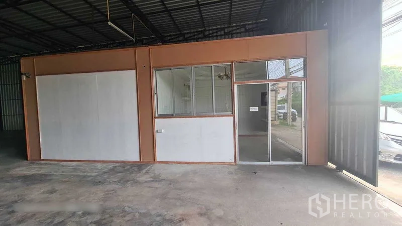คลังสินค้า ให้เช่าในBang Kapi, Bangkok - ประตูกระจกบานเลื่อนทางเข้าออฟฟิศติดกับพื้นที่โหลดสินค้า