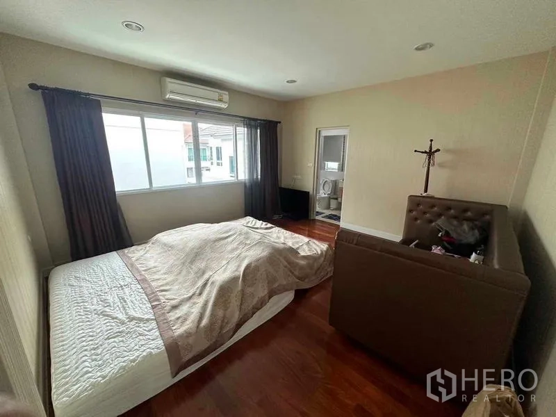 独立式住宅 出售在Saphan Sung, Bangkok - 宽敞卧室，设大窗与空调，带套内卫浴通道。