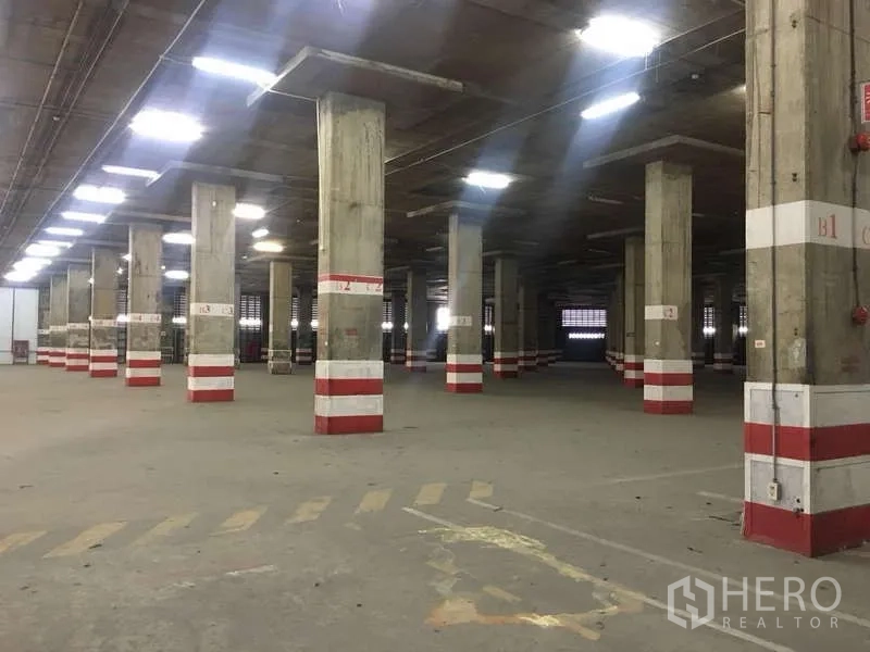 คลังสินค้า ให้เช่าในPhra Pradaeng, Samut Prakan - โถงโกดังมีเสาทาสีขาวแดงเพื่อความปลอดภัย และช่องทางกลับรถกว้าง