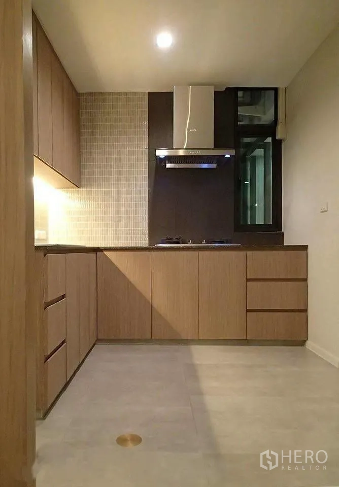 ทาวน์เฮาส์ for rent in Watthana, Bangkok - ครัวรูปตัวแอล ตู้ไม้ เตาและหน้าต่าง