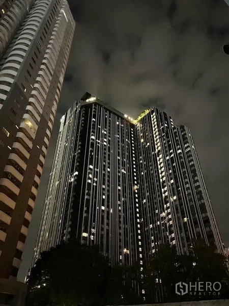 คอนโด ให้เช่าในRatchathewi, Bangkok - อาคารคอนโดไฮไรส์สว่างไสวในยามค่ำคืน