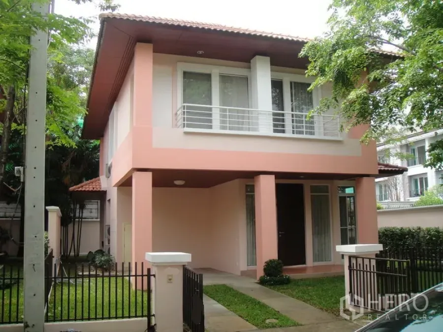 Detached House for rent in Wang Thonglang, Bangkok - Two-storey detached house with balcony, tiled roof and gated front lawn.