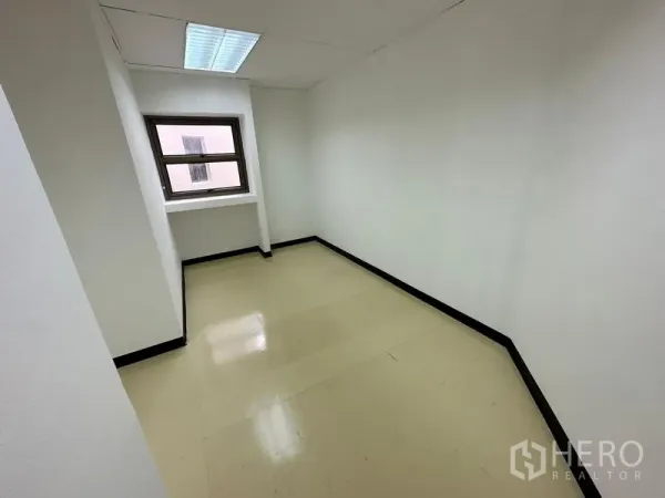 办公空间 出租在Pathum Wan, Bangkok - 小型独立办公室，白墙浅色地面，单窗采光充足。