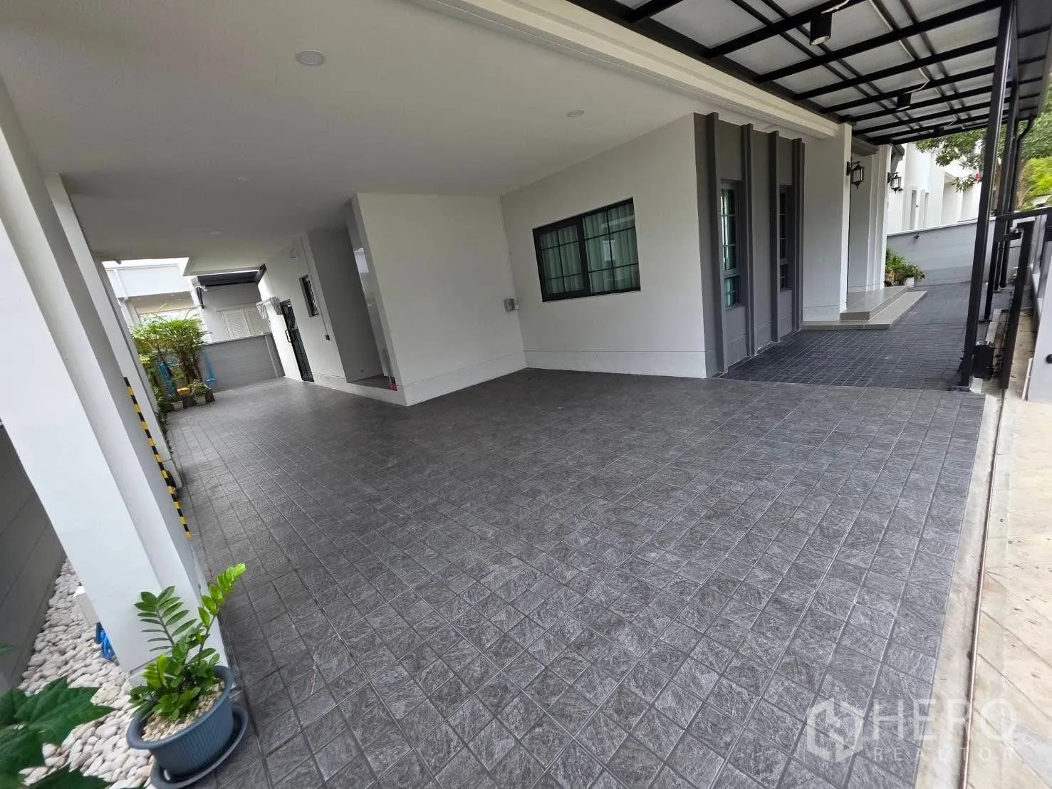 独栋房屋 for rent or sale in Bang Phli, Samut Prakan - 宽敞的有顶车棚与铺砖车道。