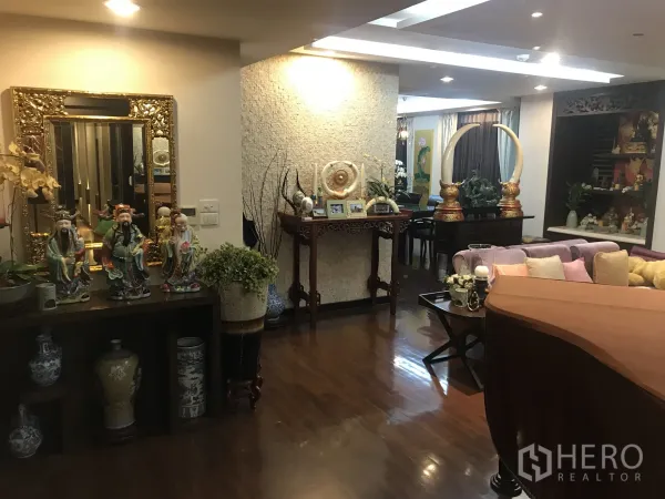 公寓 出售在Yan Nawa, Bangkok - 开放式客厅，特色墙面与抛光木地板空间宽敞。