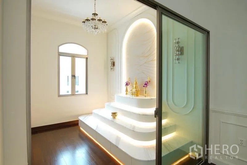 独立式住宅 出租在Lat Krabang, Bangkok - 静谧礼佛室，层级大理石供台与柔和灯光。